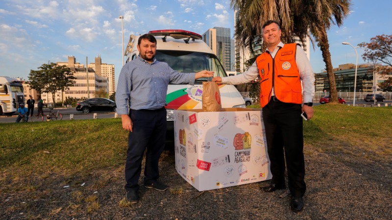 PORTO ALEGRE, RS, BRASIL, 18/06/2019 - Nesta terça-feira, durante a partida entre Brasil e Venezuela, uma unidade móvel da Defesa Civil está na estrutura montada no Anfiteatro Pôr do Sol recebendo doações de agasalhos.  Ao lado do Coronel Julio César Roch