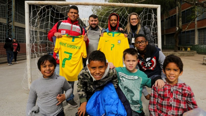 PORTO ALEGRE, RS, BRASIL, 26/06/2019 - Dentro das ações sociais da Secretaria do Esporte e Lazer na Copa América, nesta quinta-feira (27/6), alunos da Escola Estadual de Ensino Fundamental Mané Garrincha – Ciep Esportivo participaram de sorteio de duas ca
