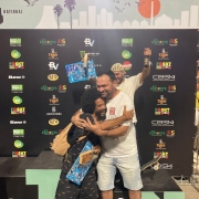 Secretário adjunto Dimas Costa cumprimentando atleta