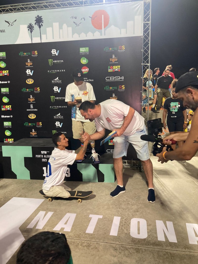 Secretário adjunto Dimas Costa entrega premiação
