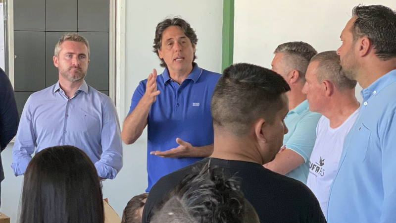 Secretário Danrlei de Deus conversa com adultos e crianças em Ijuí