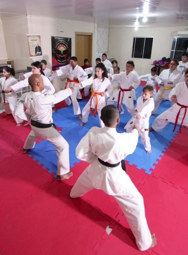 Alunos do Karatê Ji In aprendem as técnicas da arte marcial e são instruídos a praticar o respeito mútuo com quem convivem 