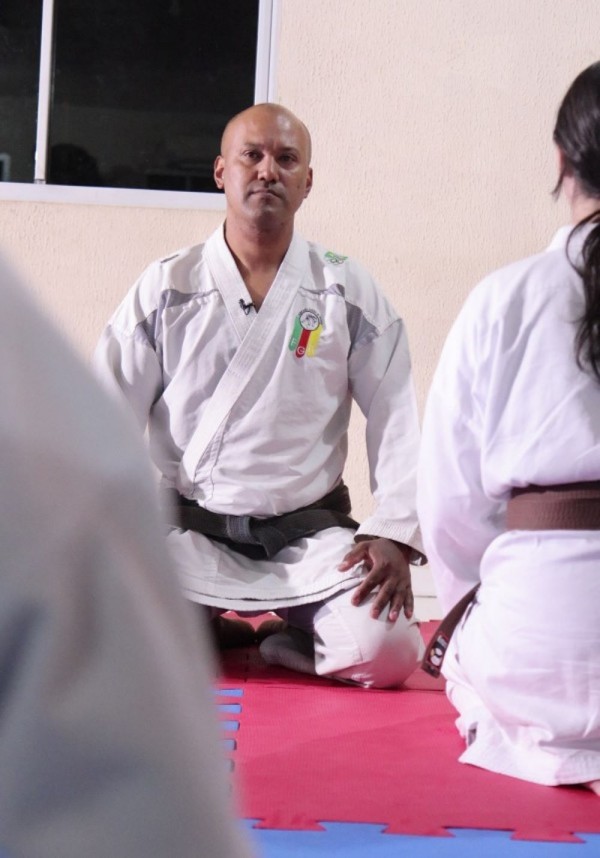 Sensei Moisés ensina karatê em condomínio residencial em São Leopoldo