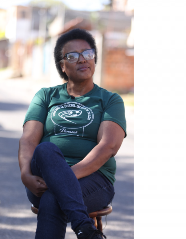 Tia Léia, há mais de 30 anos, criou uma escola de futebol no bairro Bom Jesus, em Porto Alegre 