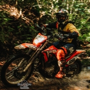 piloto de motocross durante prova de enduro
