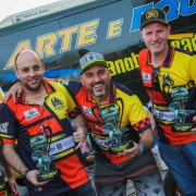 Pilotos da equipe Enduro Taquara com seus troféus