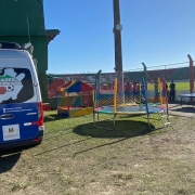 Unidade móvel do Projeto Esporte Lazer em Movimento oferece atrações para crianças 