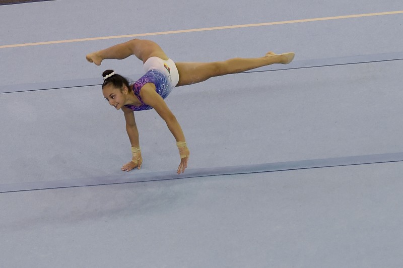 Ginasta gaúcha conquista quatro medalhas de ouro em quatro finais e brilha  em estreia nos Jogos da Juventude - Secretaria do Esporte e Lazer