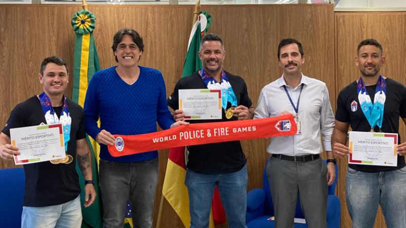 Secretário Danrlei de Deus entrega diploma a atletas policiais