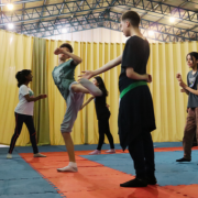 Crianças praticam artes marciais