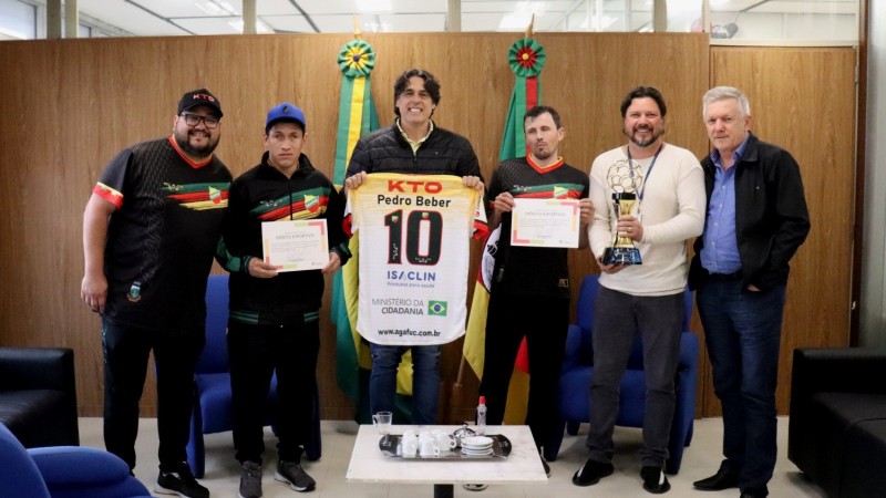 Danrlei entrega certificado de Mérito Esportivo à Agafuc