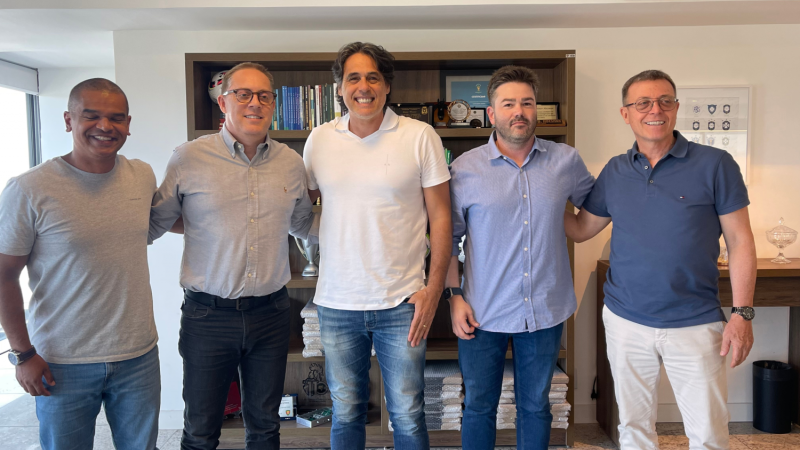 Secretário Danrlei de Deus em reunião na sede da FGF