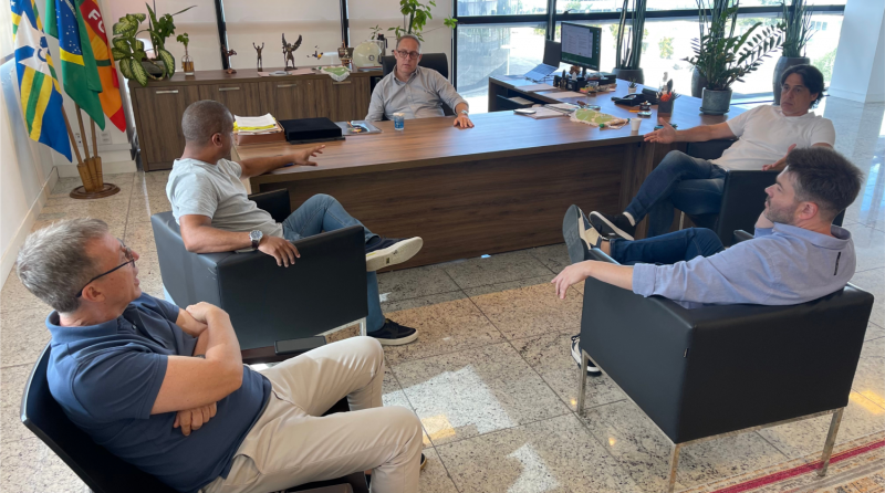 Secretário Danrlei de Deus em reunião na sede da FGF