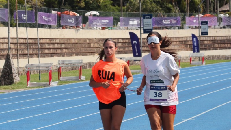 Atleta e guia na competição de atletismo na Sogipa