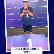 Davi Henrique Feil com suas três medalhas de ouro