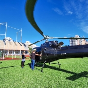 Helicóptero pousa no campo do Cete