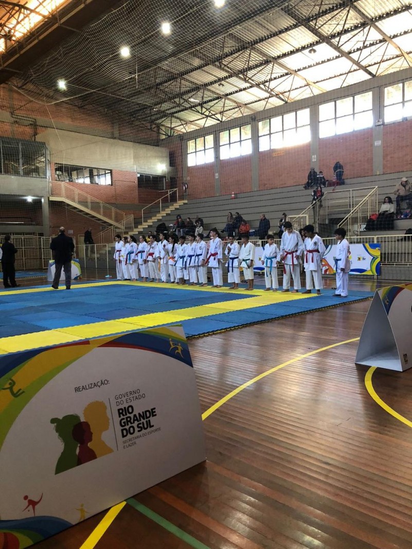 Atletas do karatê durante competição do Cergs