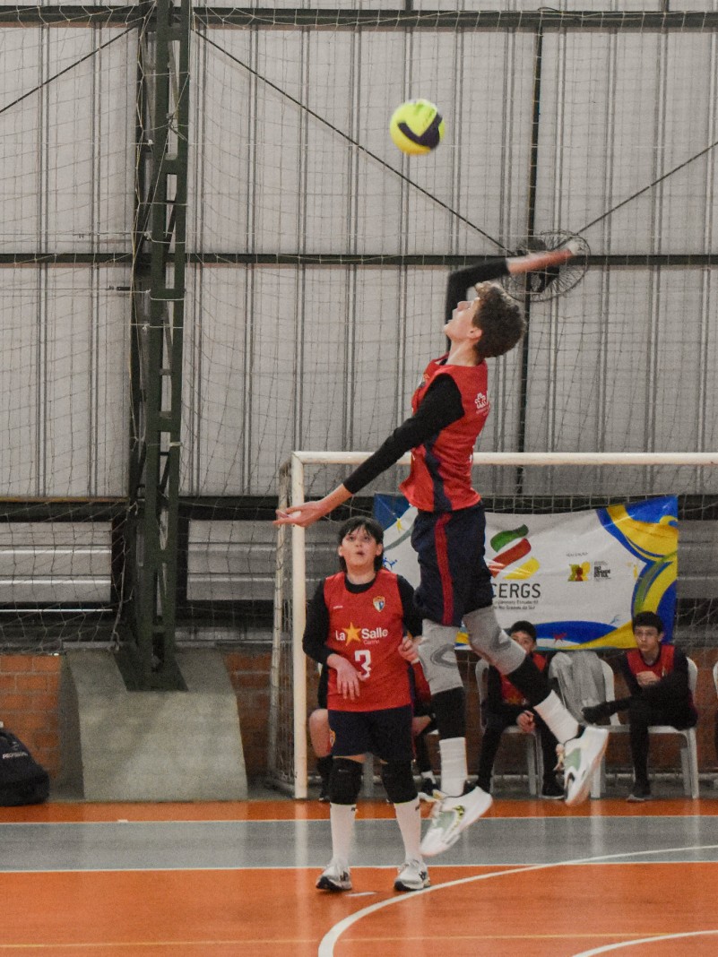 Atleta do Colégio La Salle Carmo durante as finais do vôlei