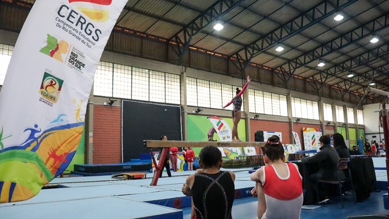 Atleta na trave durante as competições da ginástica no Cete