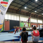 Atleta na trave durante as competições da ginástica no Cete