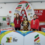 As campeãs do xadrez com suas medalhas