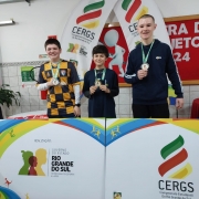 Os campeões do xadrez posam com suas medalhas