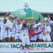 O campeão Bom Jesus comemora com a Taça