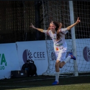 A atacante Lepinski do Piratini comemora o gol