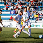 O jogador Índio chuta a bola