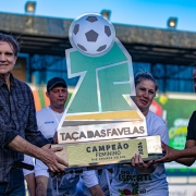 Os diretores da SEL, Paulo César Verardi e Marcelo Andrade, entregam a Taça