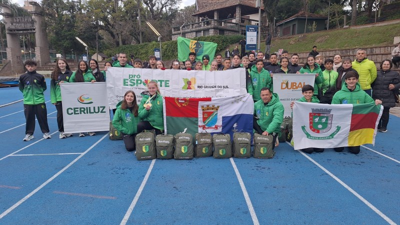 A equipe posando com seus banners e uniformes