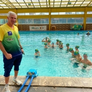 O técnico Nico posa com os atletas na piscina