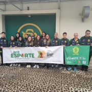 Equipe Natação Brilhante posa com o banner do Pró-Esporte