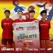 Os campeões do taekwondo posam com o banner do Pró-Esporte