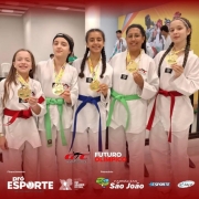 As lutadoras mostram as medalhas conquistadas