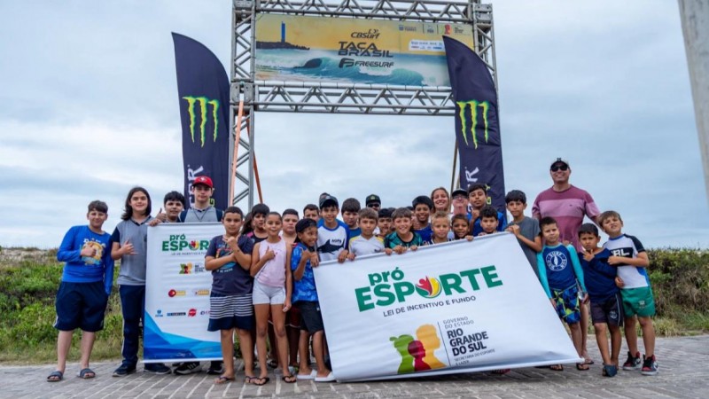 Os estudantes de Xangri-lá posam com os surfistas na Taça Brasil