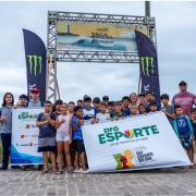 Os estudantes de Xangri-lá posam com os surfistas na Taça Brasil