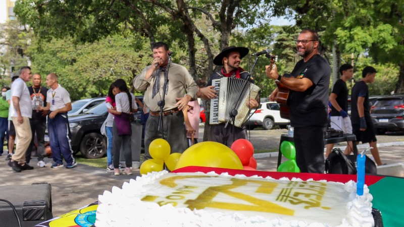 Músicos animaram quem participou do aniversário do Cete