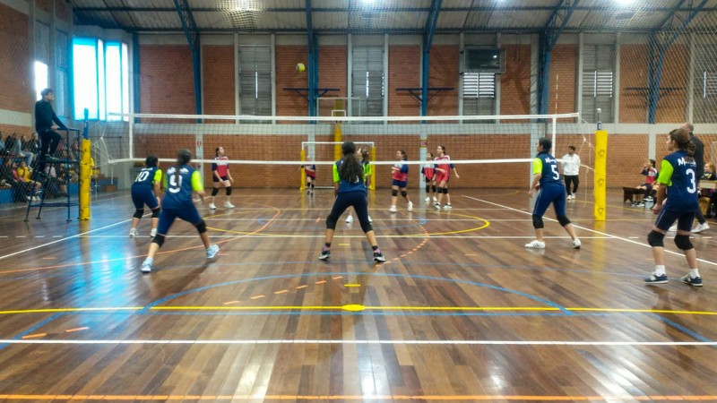 Times femininos disputam partida de vôlei