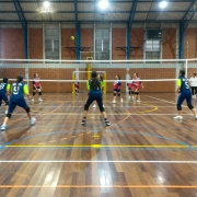 Times femininos disputam partida de vôlei