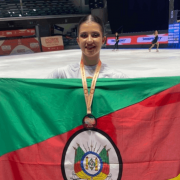 Apoiada pelo Bolsa-Atleta RS, patinadora gaúcha conquista medalha inédita na Itália