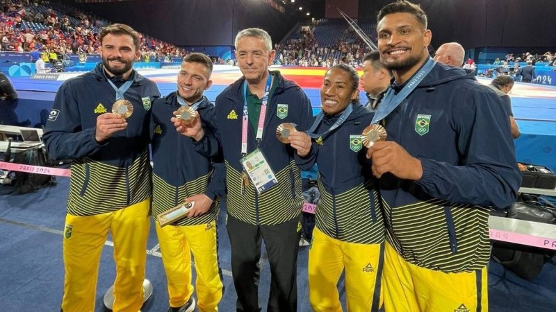Judocas exibem medalhas de bronze