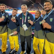 Judocas exibem medalhas de bronze