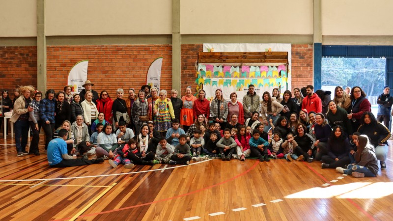 Foto com crianças e idosos