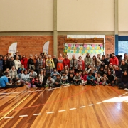 Foto com crianças e idosos 