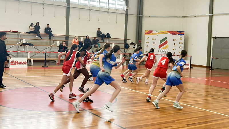 Meninas jogam basquete