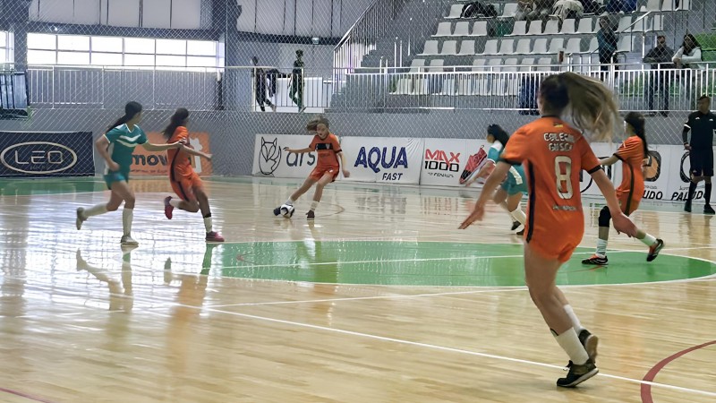 Meninas jogam futsal