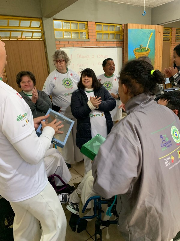 Pessoas em roda de capoeira