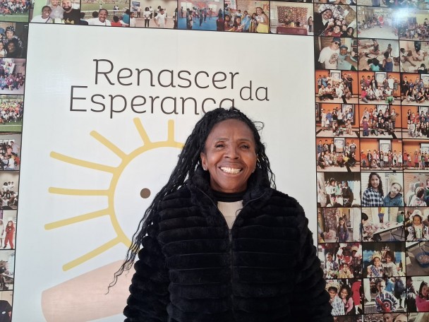 Mulher posa para foto