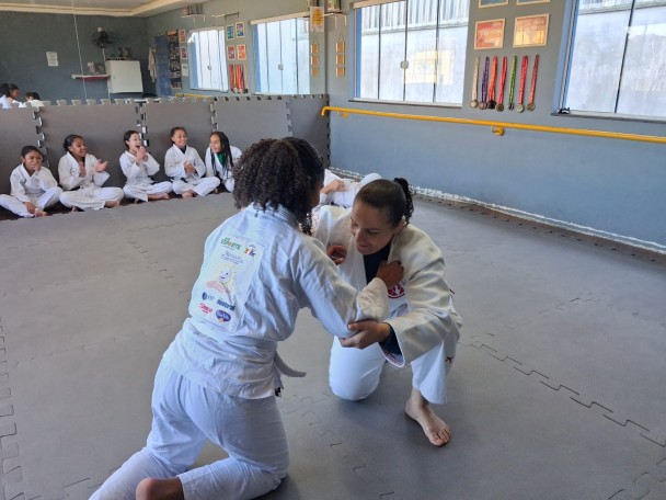 Coordenadora do projeto Renascer Judocando, Maria Portela dá aula para crianças e jovens